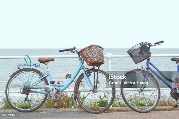 Zwei Fahrräder Angekettet An Den Zaun Promenade In Southwold Großbritannien Stockfoto und mehr Bilder von Deal - Kent
