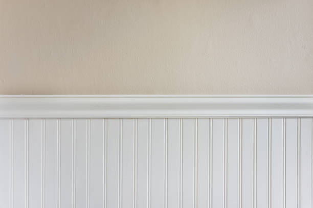 White wainscot or beadboard White trim and chair guard with beige textured wall paint wood panelling stock pictures, royalty-free photos & images