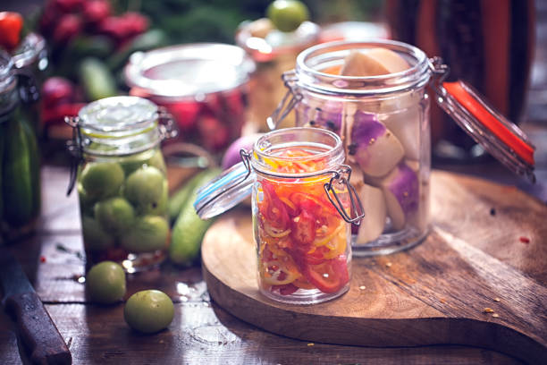 erhaltung der bio-grüne tomaten, paprika und radieschen in gläsern - preserves pickle jar relish stock-fotos und bilder