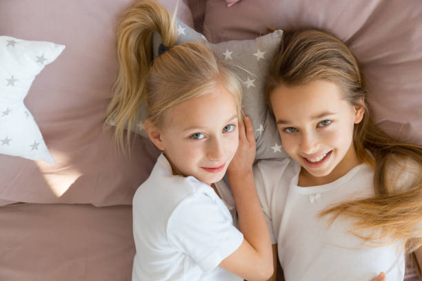 istock Little freinds lying in bed 851800796