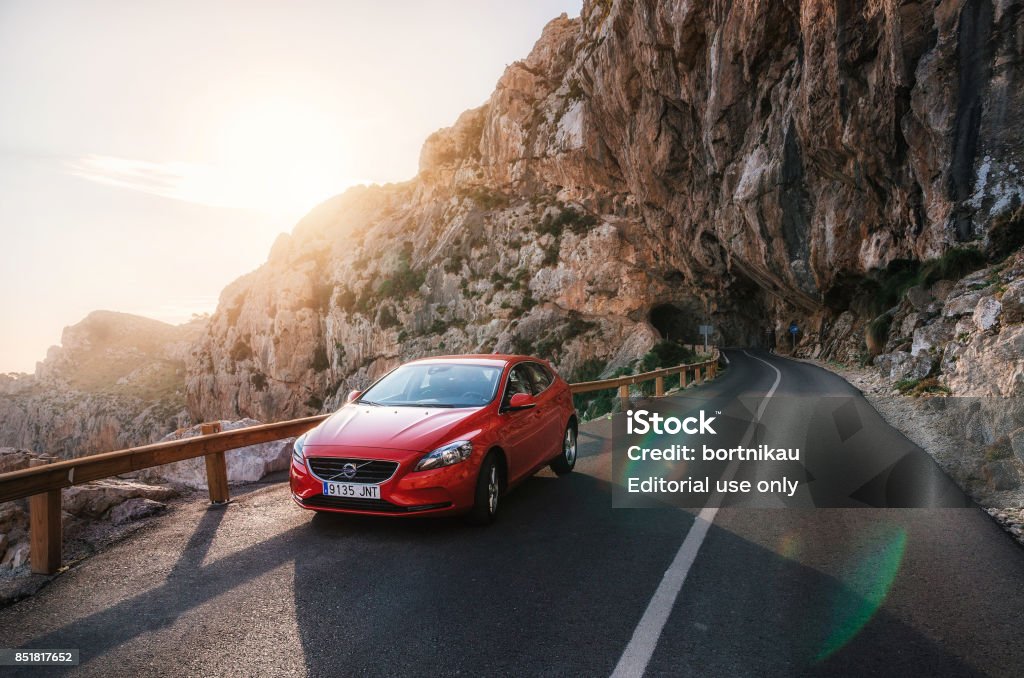 Viaje a la montaña con coche rojo Volvo, Mallorca, España - Foto de stock de Coche libre de derechos