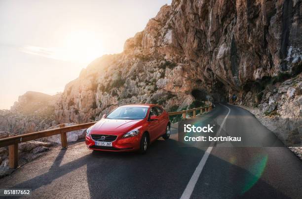 Viaje A La Montaña Con Coche Rojo Volvo Mallorca España Foto de stock y más banco de imágenes de Coche