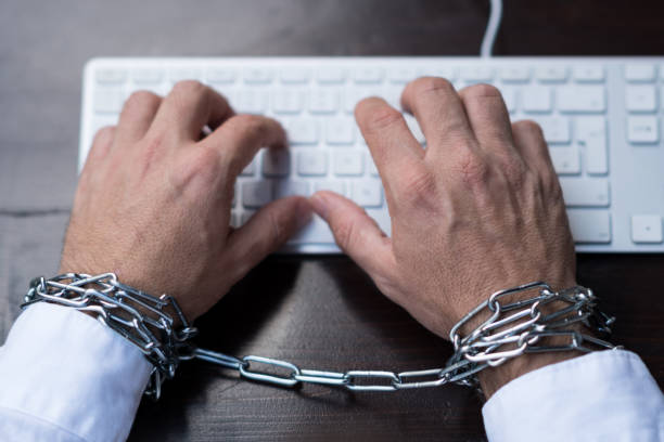 manos de empresario atadas con cadenas en el teclado del ordenador portátil - censorship fotografías e imágenes de stock