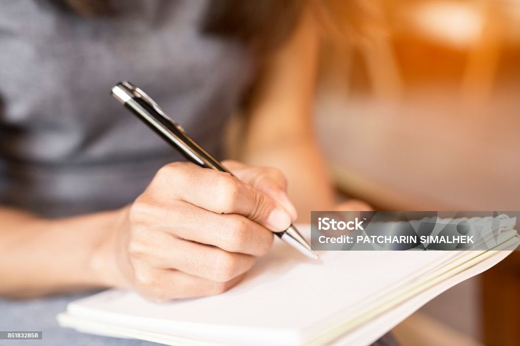 Mujeres con un plumas escribiendo un cuaderno. Concepto de grabación - Foto de stock de Escribir libre de derechos