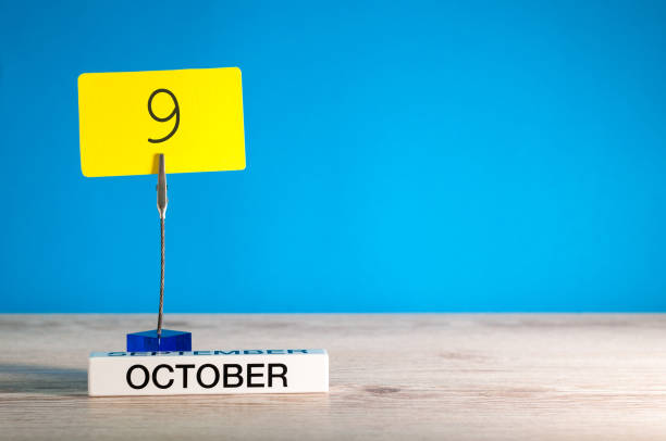 10 월 9 일입니다. 10 월 달, 파란색 배경으로 직장에 달력의 날 9. 가 시간입니다. 텍스트에 대 한 빈 공간 - calendar october countdown event 뉴스 사진 이미지