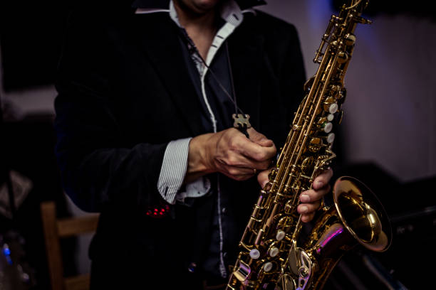 saxophone player - nightlife saxophonist human finger human hand fotografías e imágenes de stock