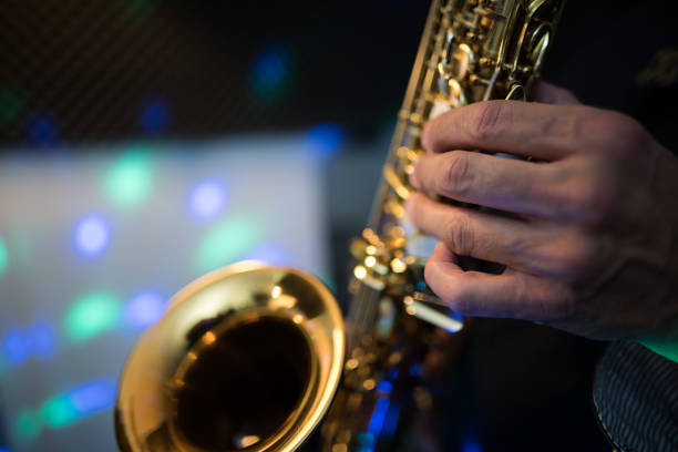 saxophone player - nightlife saxophonist human finger human hand fotografías e imágenes de stock