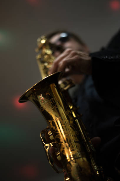 saxophone player - nightlife saxophonist human finger human hand fotografías e imágenes de stock