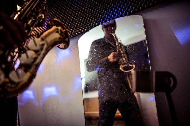 saxophone player - nightlife saxophonist human finger human hand fotografías e imágenes de stock