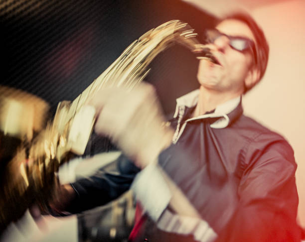 saxophone player - nightlife saxophonist human finger human hand fotografías e imágenes de stock