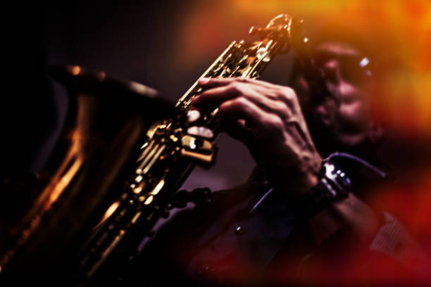 joueur de saxophone - light jazz photos et images de collection