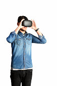 virtual-reality-brille-mann.jpg?b=1&s=170x170&k=20&c=uUHtdqB1hFuDi0aWUWv-2myhs4-DuXX9fRPRW7grzb4=