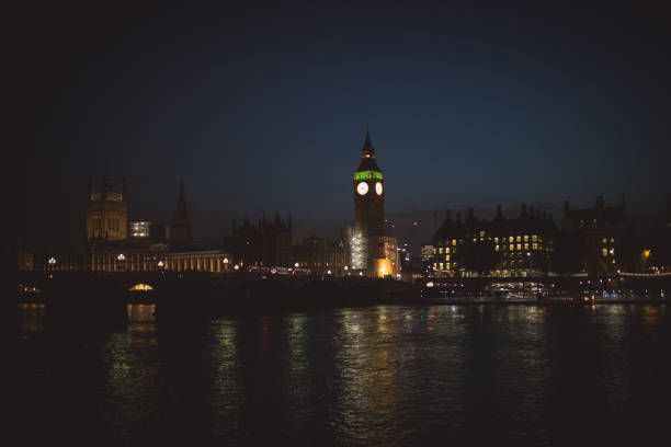 london bei nacht - london england victorian style big ben dark stock-fotos und bilder