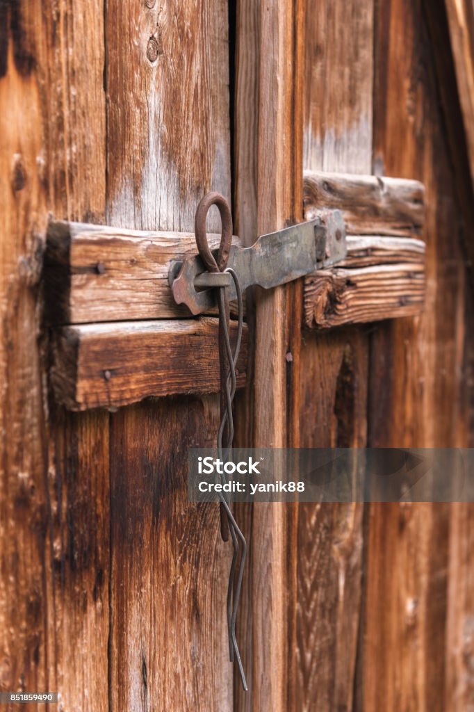 Alte Einfach Auf Eine Hölzerne Tür Schloss Mit Einem Metallstift Rustikale  Riegel Auf Eine Alte Tür Aus Holz Stockfoto und mehr Bilder von Abschließen  - iStock