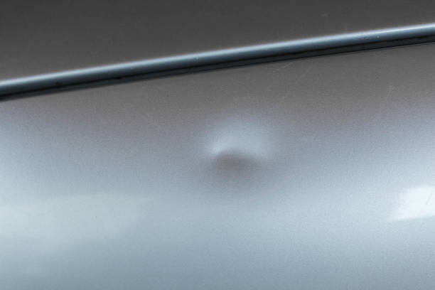 bump на автомобиле с серебряной краской - dented стоковые фото и изображения
