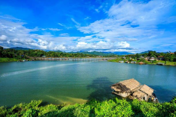 paisaje rural de la tarde de tarde lunes puente es una atracción turística popular del distrito de sangkhan buri, kanchanaburi. - sangkhlaburi fotografías e imágenes de stock