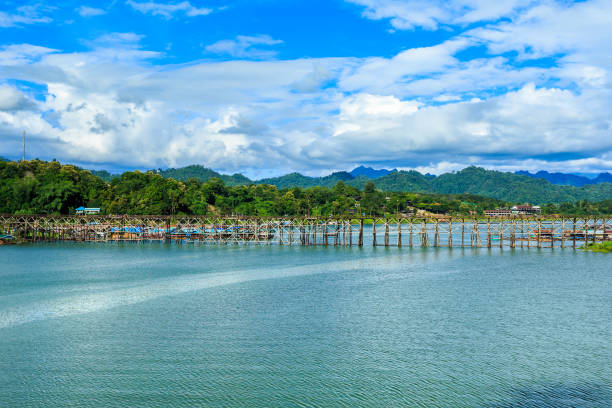 paisaje rural de la tarde de tarde lunes puente es una atracción turística popular del distrito de sangkhan buri, kanchanaburi. - sangkhlaburi fotografías e imágenes de stock