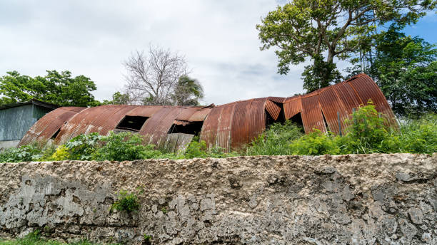 opuszczona chata quonset z ii wojny światowej - quonset zdjęcia i obrazy z banku zdjęć