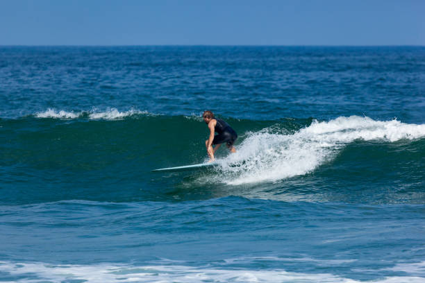 surf à deal, dans le new jersey - wales beach editorial people photos et images de collection