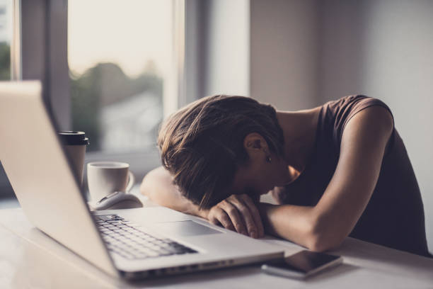 müde geschäftsfrau im büro mit laptop und kaffee - frustration office worker women business stock-fotos und bilder