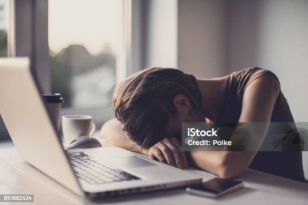 Empresaria Cansada En La Oficina Con Ordenador Portátil Y Café Foto de stock y más banco de imágenes de Cansado