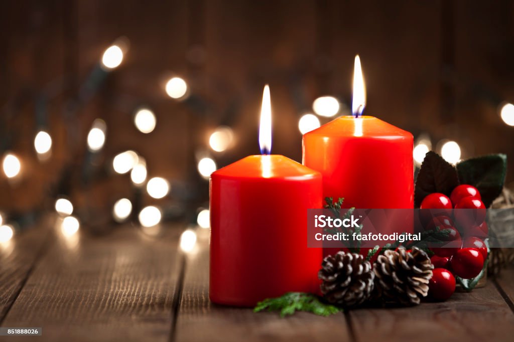 Velas de Natal na mesa de madeira rústica - Foto de stock de Vela - Equipamento de Iluminação royalty-free