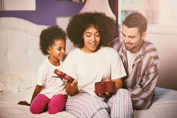 istock Family bringing mother presents in bed 851889096