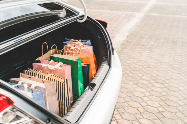 einkaufstüten im kofferraum eines autos mit textfreiraum. moderne shopping lifestyle, rish menschen oder in der freizeit-aktivität-konzept - shopping shopping bag shopping mall retail stock-fotos und bilder