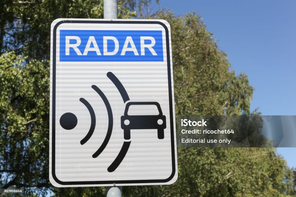 Señal de radar y control en una carretera - Foto de stock de Radar - Aparato de telecomunicación libre de derechos