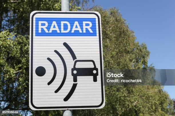 Señal De Radar Y Control En Una Carretera Foto de stock y más banco de imágenes de Radar - Aparato de telecomunicación - Radar - Aparato de telecomunicación, Velocidad, Vía principal