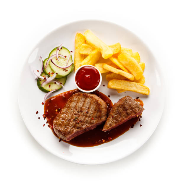 стейки на гриле с картофелем фри и овощами - steak filet mignon beef fillet steak стоковые фото и изображения