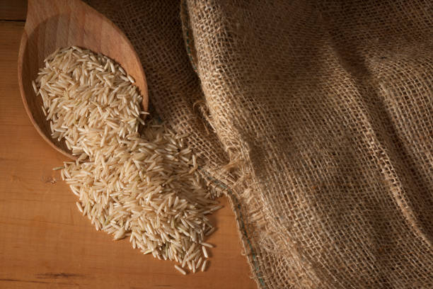 Arroz basmati cuchara de madera Horizontal arriba - foto de stock