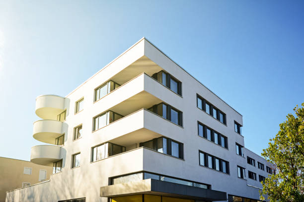 nuevo edificio residencial y comercial con fachada moderna en la ciudad - sweden nobody building exterior architectural feature fotografías e imágenes de stock