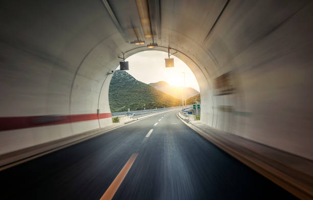 túnel até a montanha - road street thoroughfare hole - fotografias e filmes do acervo