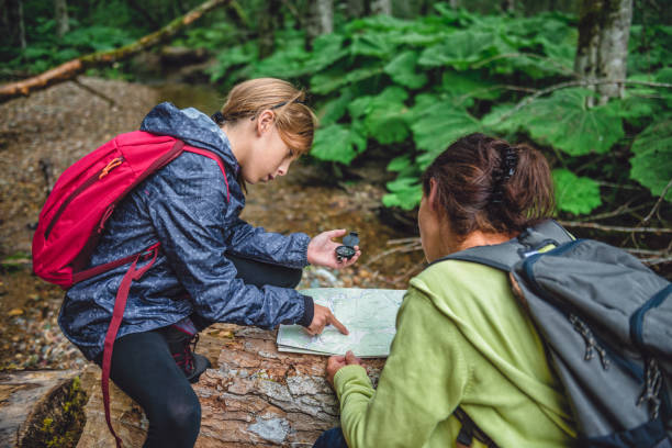 córka i matka wędrówki po lesie i za pomocą kompasu - discovery forest lost confusion zdjęcia i obrazy z banku zdjęć