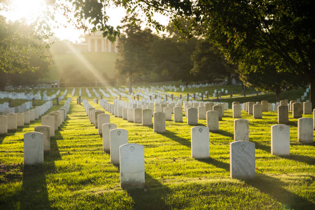 sonnenuntergang über arlington cemetery - arlington national cemetery arlington virginia cemetery national landmark stock-fotos und bilder