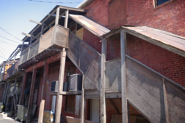istock alley with wooden stairway 851941932