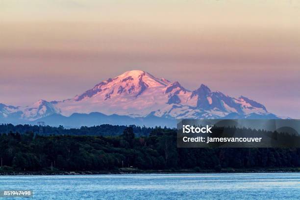 Photo libre de droit de Mt Baker Au Coucher Du Soleil banque d'images et plus d'images libres de droit de Colombie-Britannique - Colombie-Britannique, White Rock - Nouveau-Mexique, Forêt