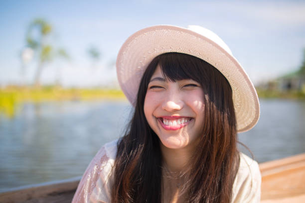 遊覧船に笑顔の完全を作る若い女性