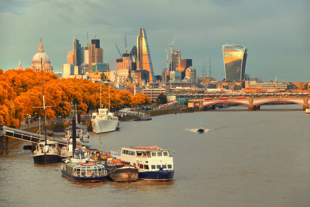 лондон, вид на реку на собор святого павла и мост блэкфрайарс - blackfriars bridge стоковые фото и изображения