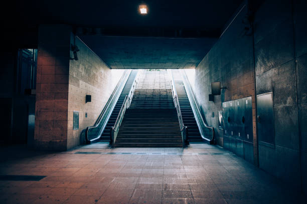 выход из метро - railroad station escalator staircase steps стоковые фото и изображения