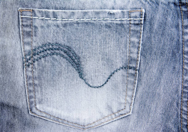 tasca posteriore jean con sfondo motivo - pants suit pocket men foto e immagini stock