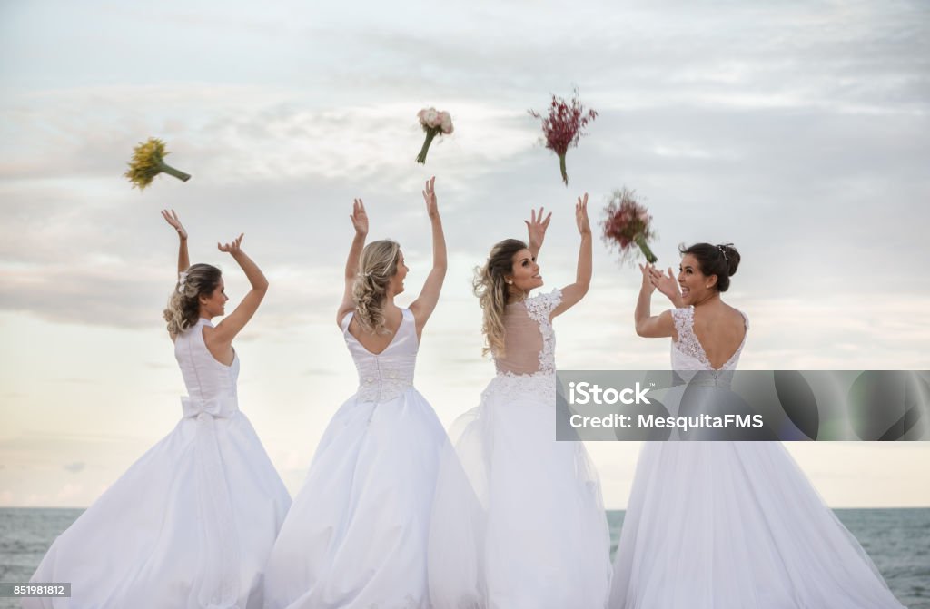 Glückliche Bräute am Strand - Lizenzfrei Braut Stock-Foto