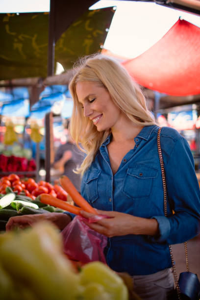 istock Woman on greenmarket 851990156