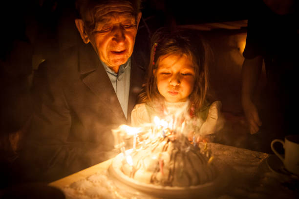 geburtstagsparty für ur-großvater - long life cake birthday cake grandparent stock-fotos und bilder