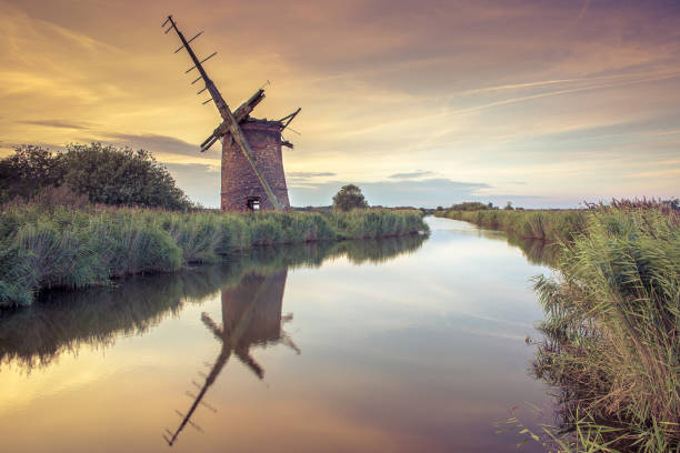 mulino a vento brograve sulle norfolk broads, norfolk,uk - east anglia immagine foto e immagini stock