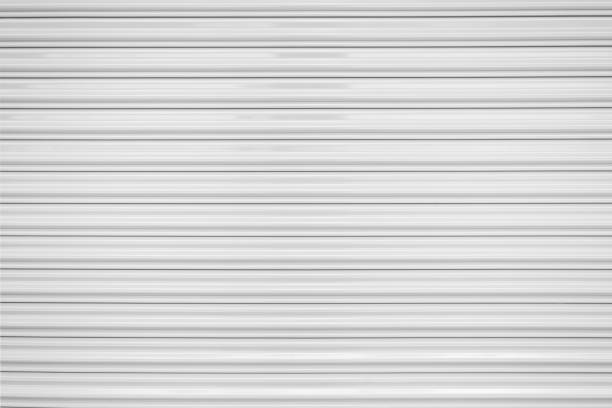 текстура гофрированного металлического листа, белого или серого оцинковывает стальной катящийся затвор. - gray line horizontal outdoors urban scene стоковые фото и изображения