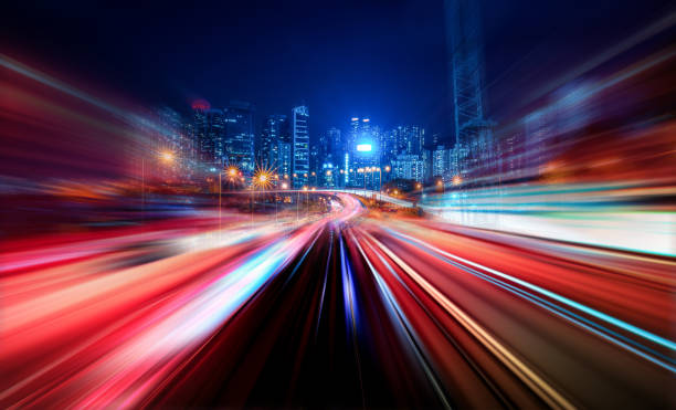 mouvement vitesse lumière queue avec fond de ville de nuit - mobilité photos et images de collection