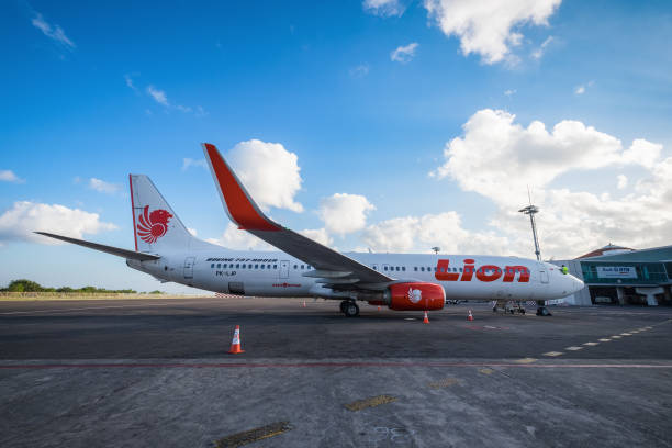 tailandês leão ar boeing 737 estacionamento no ngurah rai international airport (aeroporto de internacional de denpasar) - boeing airplane cargo airplane commercial airplane - fotografias e filmes do acervo