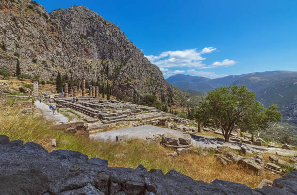 temple of apollo - delphi - greece - sanctuary of apollo international landmark sunny sunlight imagens e fotografias de stock